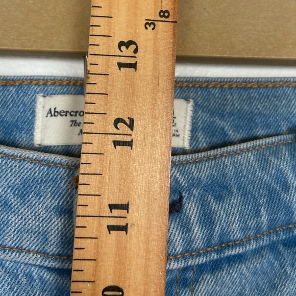 Abercrombie & Fitch The Boyfriend Mid Rise Jeans Sz 31/12 Distressed Light Wash - Picture 7 of 12